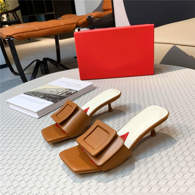 2021 Designers Women Sandals Covered Buckle Mules Low Kitten Heel 5.5 cm Patent Leather Flat Slides Slip-on Style Loafers Hand Crafted Must-have Slippers With Box
2021 Designers Women Sandals Covered Buckle Mules Low Kitten Heel 5.5 cm Patent Leather Flat Slides Slip-on Style Loafers Hand Crafted Must-have Slippers With Box