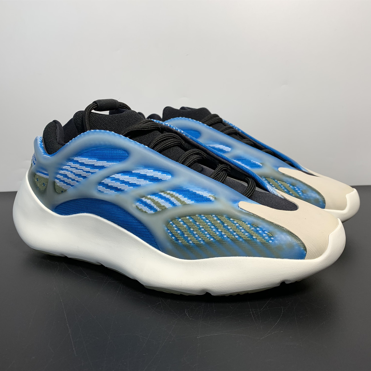 Shoes Runner unisex Sneakers Running 700 v3 azareth G54850 aurora 2.0 GY0260 size 4-13, Bubble wrap packaging
Shoes Runner unisex Sneakers Running 700 v3 azareth G54850 aurora 2.0 GY0260 size 4-13, Bubble wrap packaging