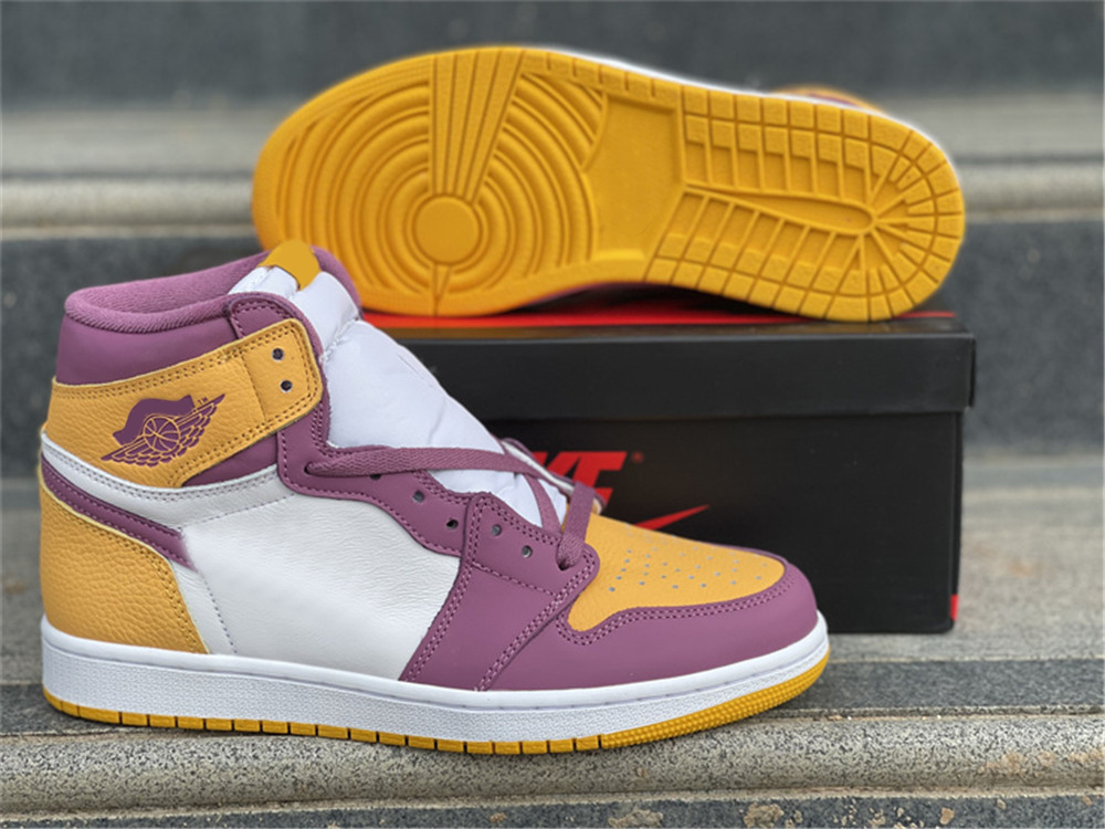 Authentic 1 High OG Brotherhood Shoes Men Women University Gold Light Bordeaux White 1S Outdoor Sports Sneakers With Original Box US5-13
Authentic 1 High OG Brotherhood Shoes Men Women University Gold Light Bordeaux White 1S Outdoor Sports Sneakers With Original Box US5-13