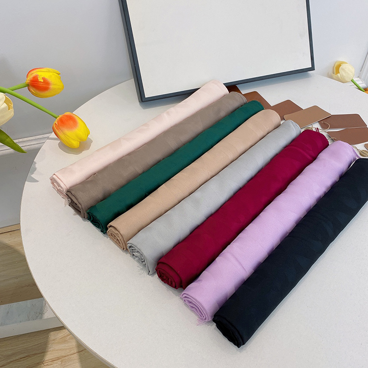 Luxury scarf brand designer shawl warm ski wool wholesale price cashmere fashion winter scarf, Blue;gray
Luxury scarf brand designer shawl warm ski wool wholesale price cashmere fashion winter scarf, Blue;gray