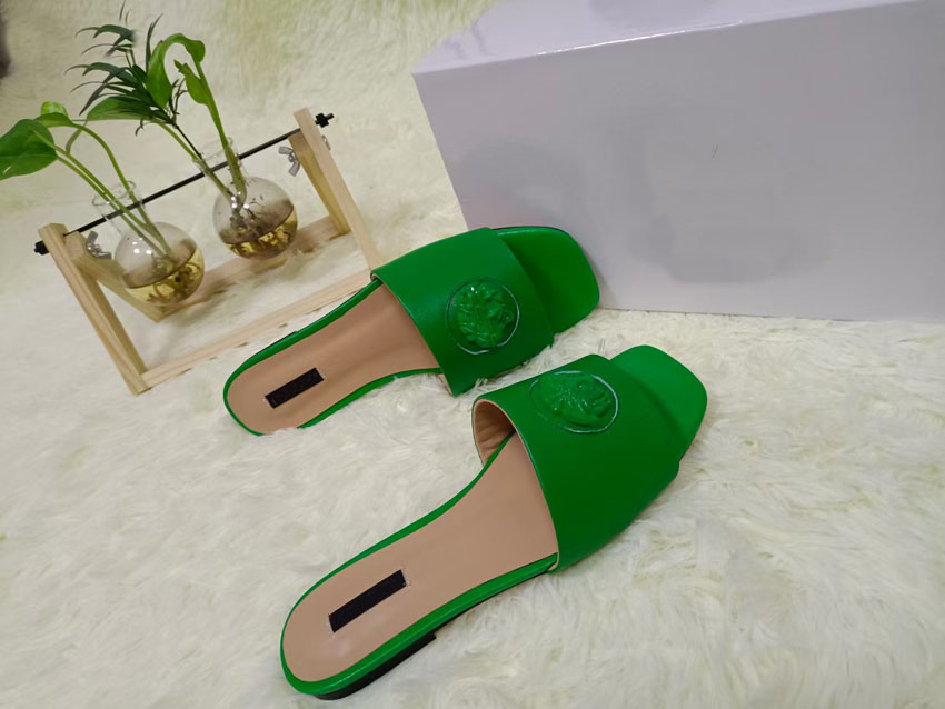 Direct selling high-quality Slippers women's flat shoes fashion multicolor soft and comfortable sandals family bathroom beach shoes luxury box 35-43, Black
Direct selling high-quality Slippers women's flat shoes fashion multicolor soft and comfortable sandals family bathroom beach shoes luxury box 35-43, Black