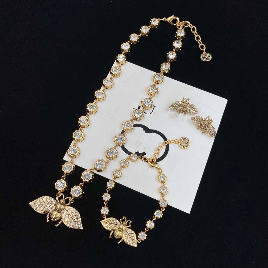 European and American retro letter necklace distressed bee inlaid diamond earrings bracelet clavicle chain set female high quality fast
European and American retro letter necklace distressed bee inlaid diamond earrings bracelet clavicle chain set female high quality fast