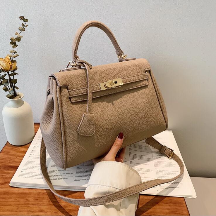 Factory wholesale women leather shoulder bag Classic lychee handbag Simple large leathers handbags Street Joker solid color messenger bags 6 colors
Factory wholesale women leather shoulder bag Classic lychee handbag Simple large leathers handbags Street Joker solid color messenger bags 6 colors