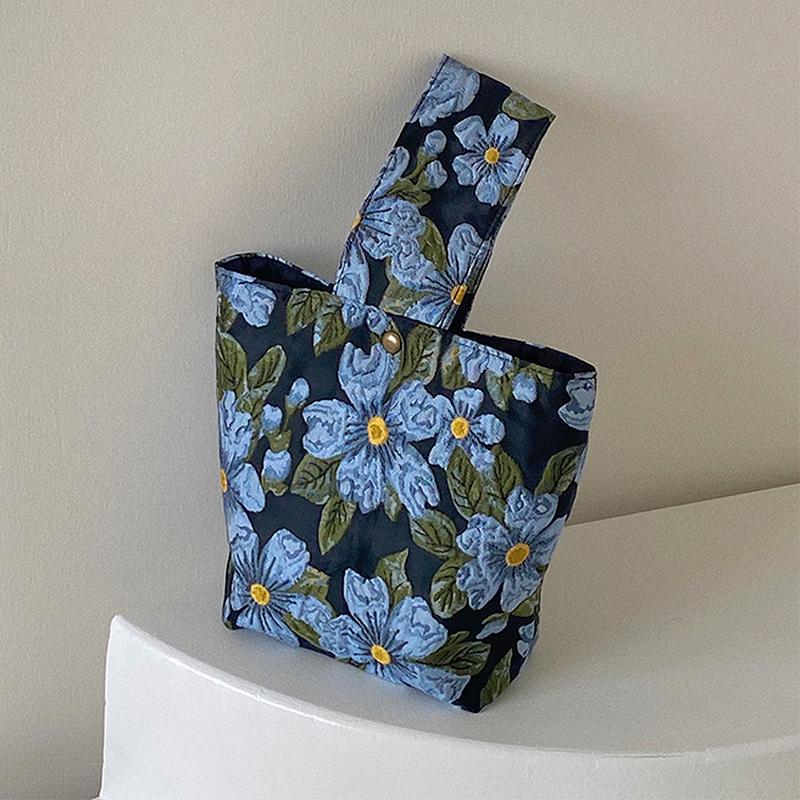 Evening Bags Vintage Blue Flower Print Handbags For Women Magnetic Buckle Large Capacity Woman Soft-Faced Luxury Designer Handbag 2021
Evening Bags Vintage Blue Flower Print Handbags For Women Magnetic Buckle Large Capacity Woman Soft-Faced Luxury Designer Handbag 2021