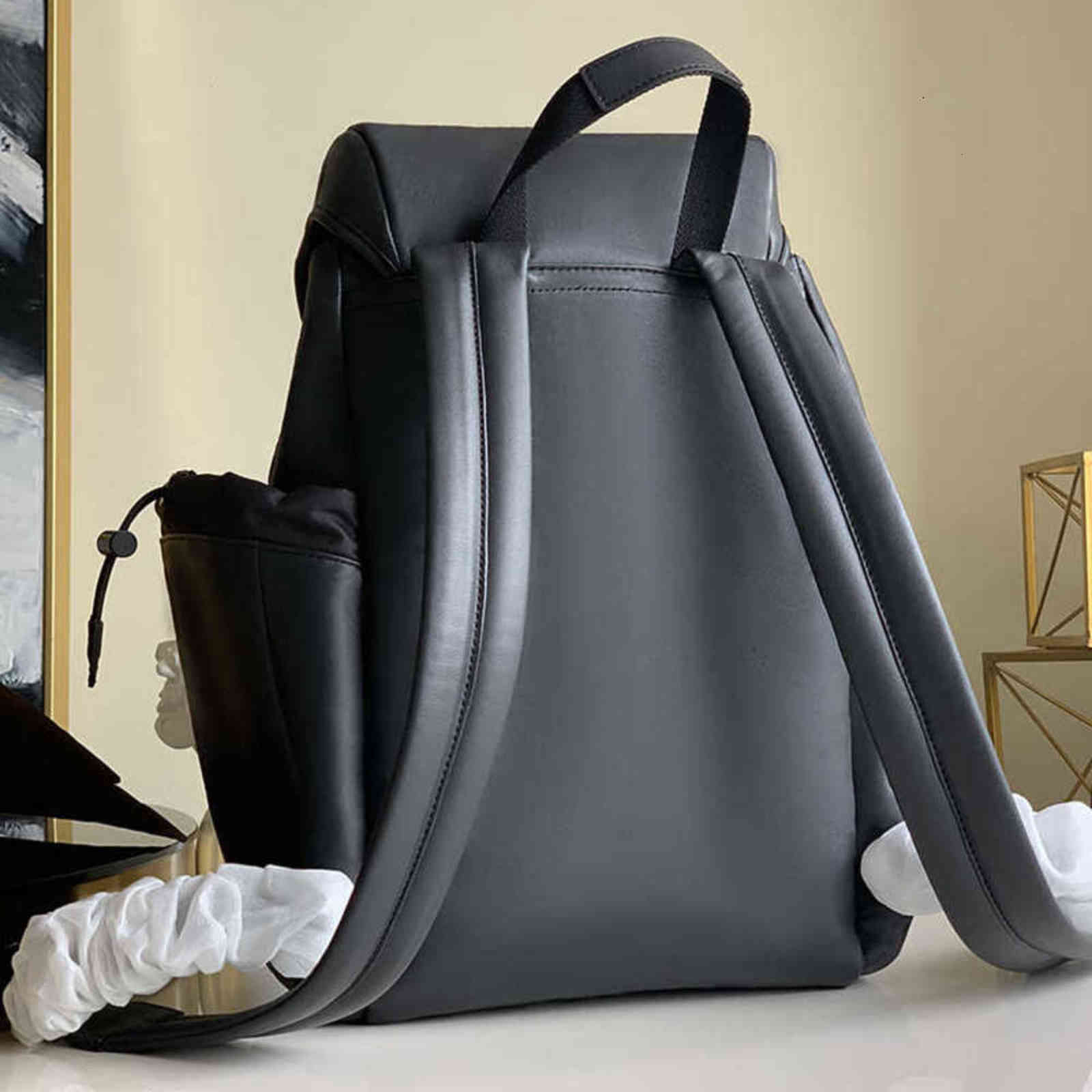 7A+Designers new style backpack M43680 This is soft in texture And decorated with delicate embossing It's cut from calfskin Easy to1th
7A+Designers new style backpack M43680 This is soft in texture And decorated with delicate embossing It's cut from calfskin Easy to1th