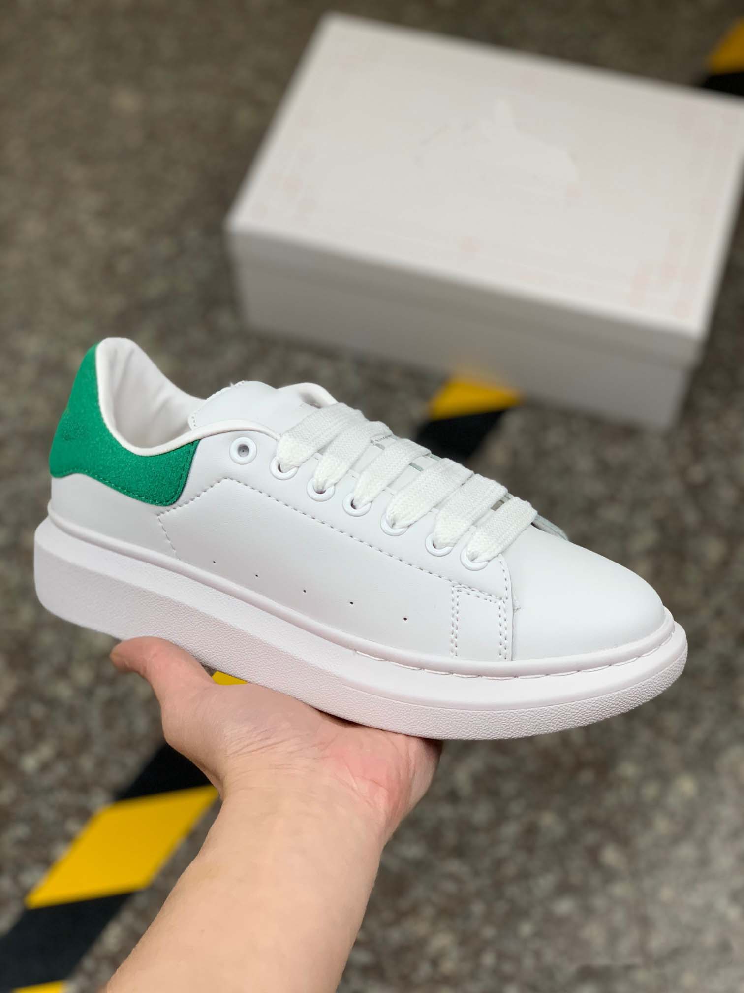 Luxury design white shoes high-end sports and leisure couple shoes for men and women, Ivory
Luxury design white shoes high-end sports and leisure couple shoes for men and women, Ivory
