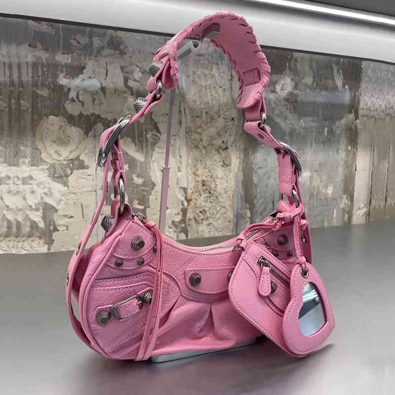 Bags Designer Bags Balencaig'as b Home Le Cagole Leather Women's 2022 Locomotive One Fold Armpit Single Shoulder Messenger Bag 20N2 8KEU, Red large oil wax skin (33cm)
Bags Designer Bags Balencaig'as b Home Le Cagole Leather Women's 2022 Locomotive One Fold Armpit Single Shoulder Messenger Bag 20N2 8KEU, Red large oil wax skin (33cm)