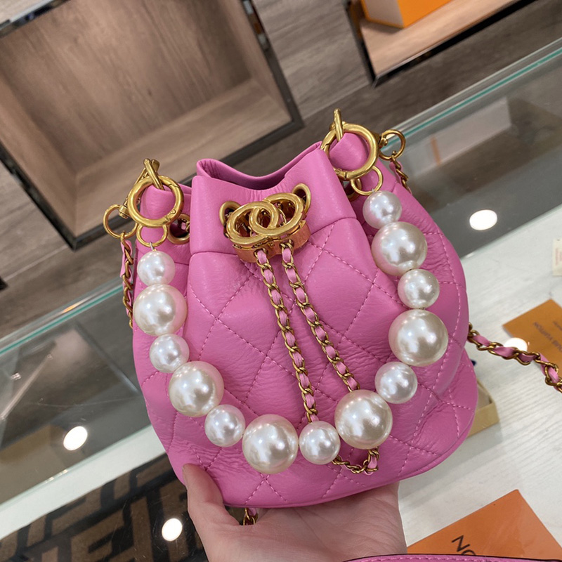 Vinatge Women's Desinger Brand Classic Pearl Handle Tote Bucket Bags Matelasse Chain Crossbody Mini Tiny Vanity Bag Iridescent Pink Clu
Vinatge Women's Desinger Brand Classic Pearl Handle Tote Bucket Bags Matelasse Chain Crossbody Mini Tiny Vanity Bag Iridescent Pink Clu
