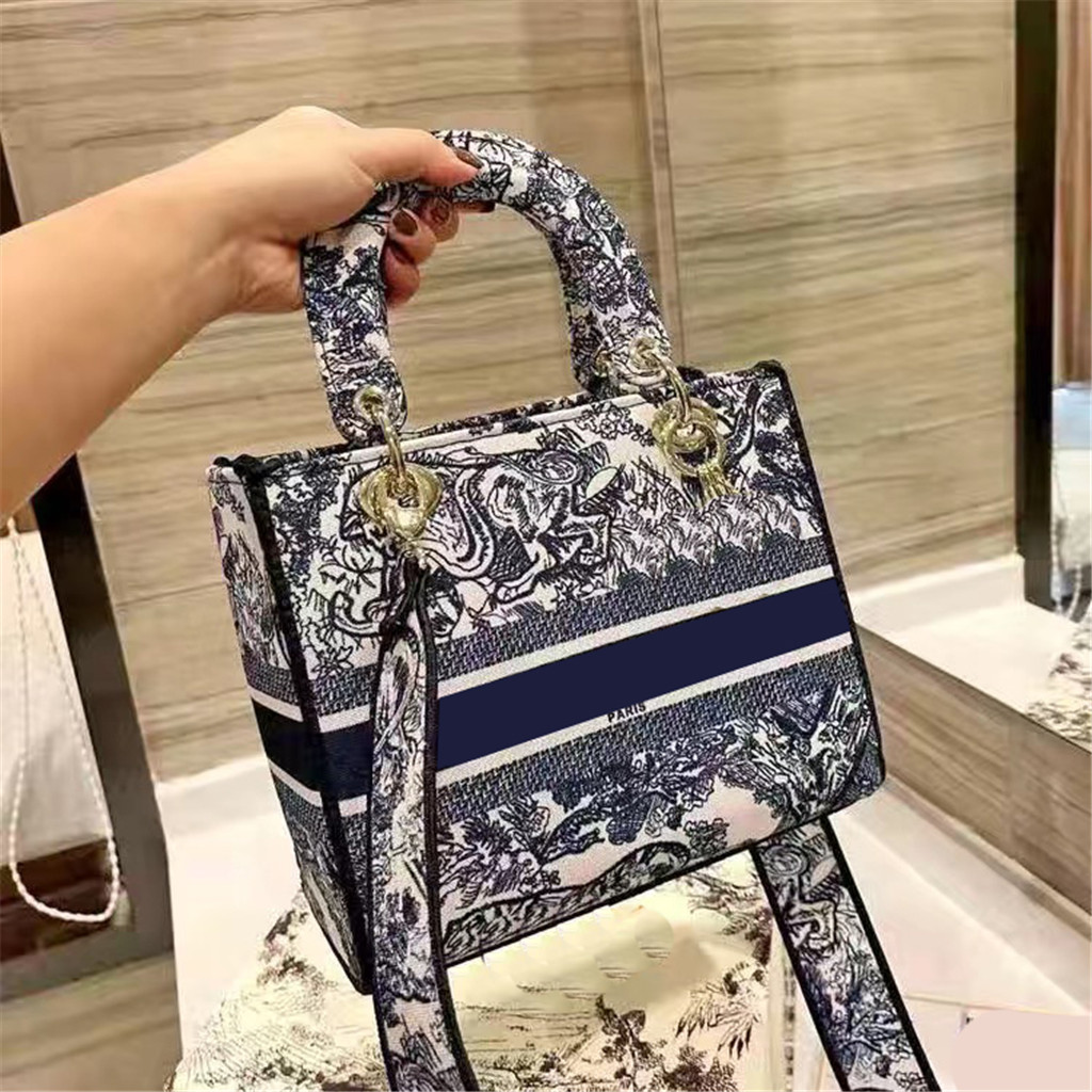 Women Luxurys Handbags Fashion Designers Bags 2022 Ladies Wallet Embroidery Saddle Designer Houlder Messenger Lady Handbag Tote Pruse Luxury Evening Bag With Box
Women Luxurys Handbags Fashion Designers Bags 2022 Ladies Wallet Embroidery Saddle Designer Houlder Messenger Lady Handbag Tote Pruse Luxury Evening Bag With Box