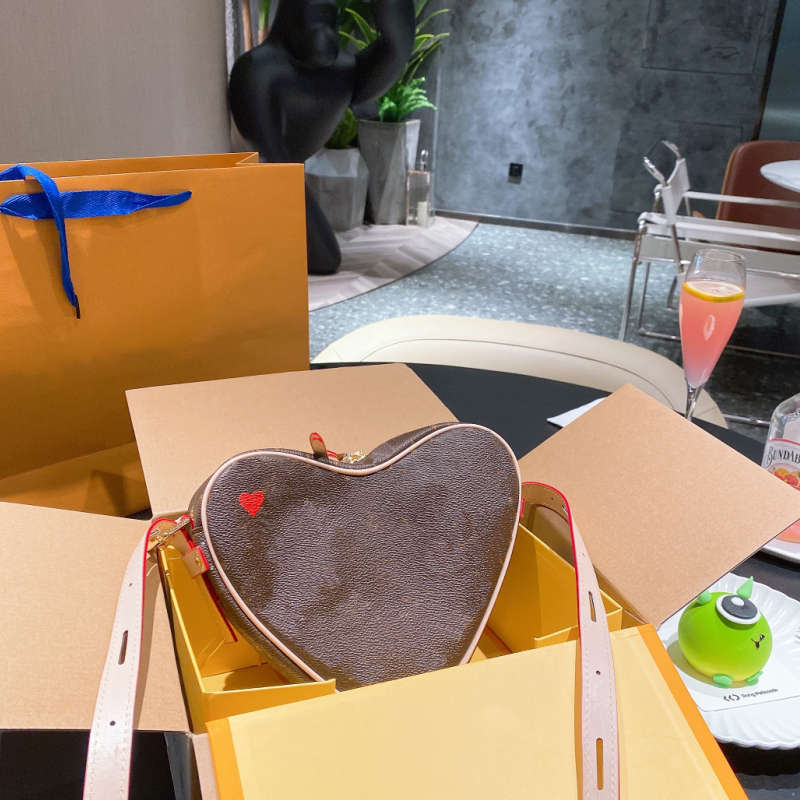 Luxurys Heart-shaped Crossbody Bag Letter Printing Flower Emboss Mini Valentine Day's Gift Ladies Shoulder Bags With Box, Make up for price
Luxurys Heart-shaped Crossbody Bag Letter Printing Flower Emboss Mini Valentine Day's Gift Ladies Shoulder Bags With Box, Make up for price