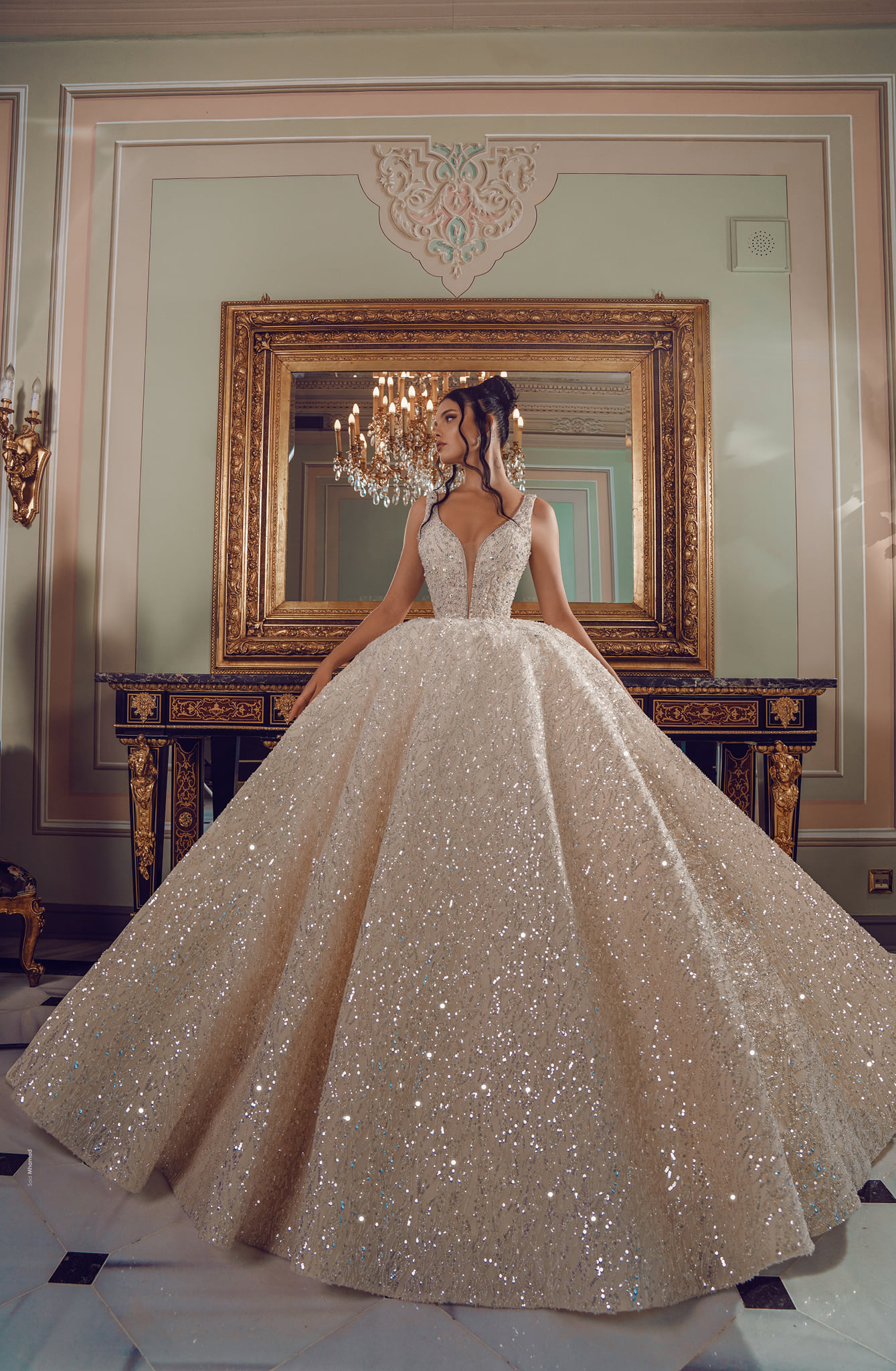 Sparkly Luxury Ball Gown Wedding Dresses Dubai Church V Neck Beads Crystal Appliqued Bride Gowns Sweep Train Princess Bridal Dress, Nude
Sparkly Luxury Ball Gown Wedding Dresses Dubai Church V Neck Beads Crystal Appliqued Bride Gowns Sweep Train Princess Bridal Dress, Nude