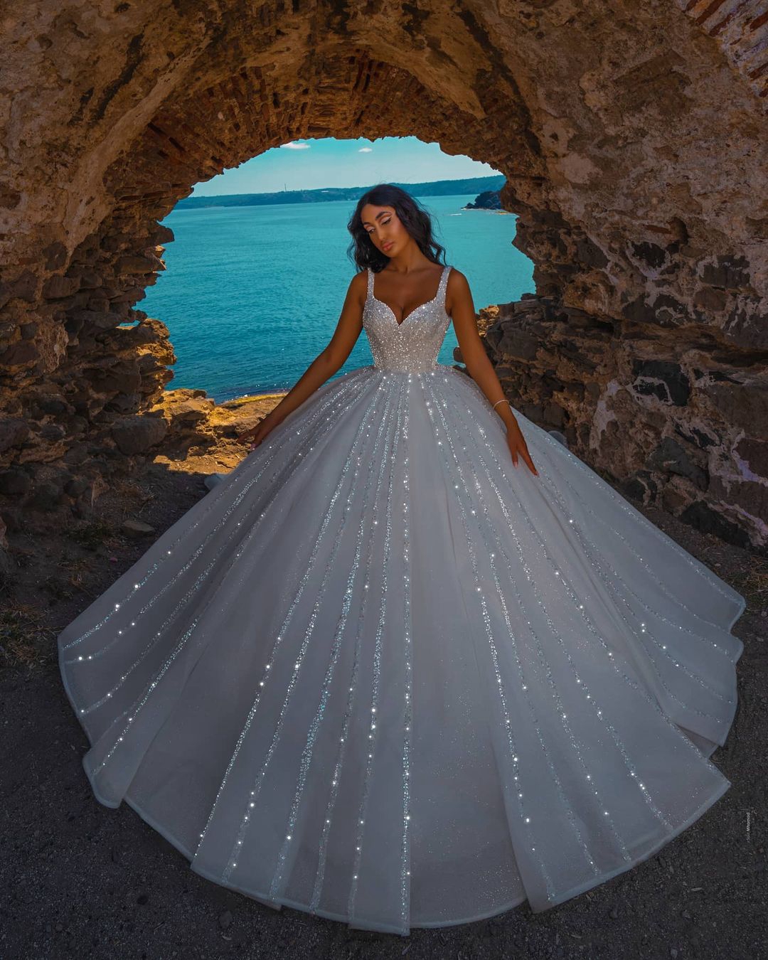 Sparking Sequins Wedding Dresses Sweetheart Sleeveless Bridal Gowns Wide Straps Sequins Sweep Train Robe de mariée Custom Made