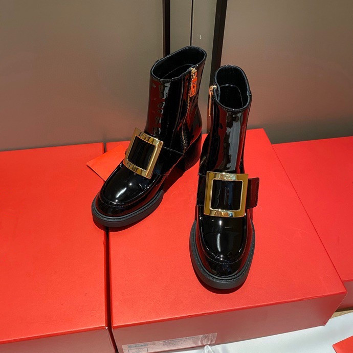 2021 Designer Brand features large flat laces and an oversized rubber sole Glittered Calf Leather lace-up sneaker, 01
2021 Designer Brand features large flat laces and an oversized rubber sole Glittered Calf Leather lace-up sneaker, 01
