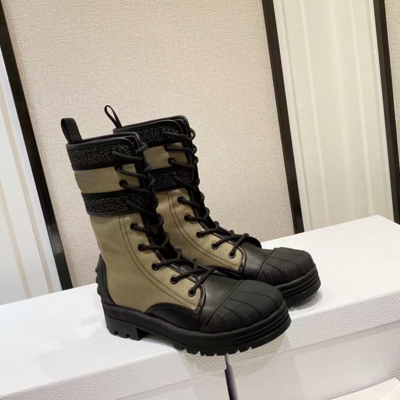 Beige mid-calf ankle Biker Boots luxury designers for women shoes block low heel lace-up booties Fabric D-Major leather Embroidered logo combat boot factory Footwear
Beige mid-calf ankle Biker Boots luxury designers for women shoes block low heel lace-up booties Fabric D-Major leather Embroidered logo combat boot factory Footwear