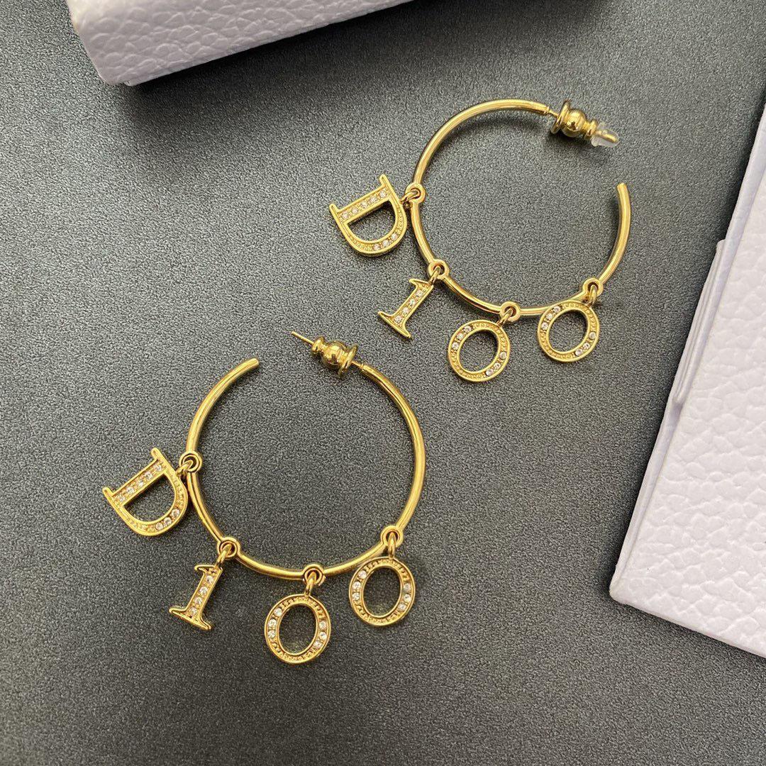 Dijia Circle 925 pure silver needle 2021 new fashion versatile letter small fragrance simple Earrings
Dijia Circle 925 pure silver needle 2021 new fashion versatile letter small fragrance simple Earrings
