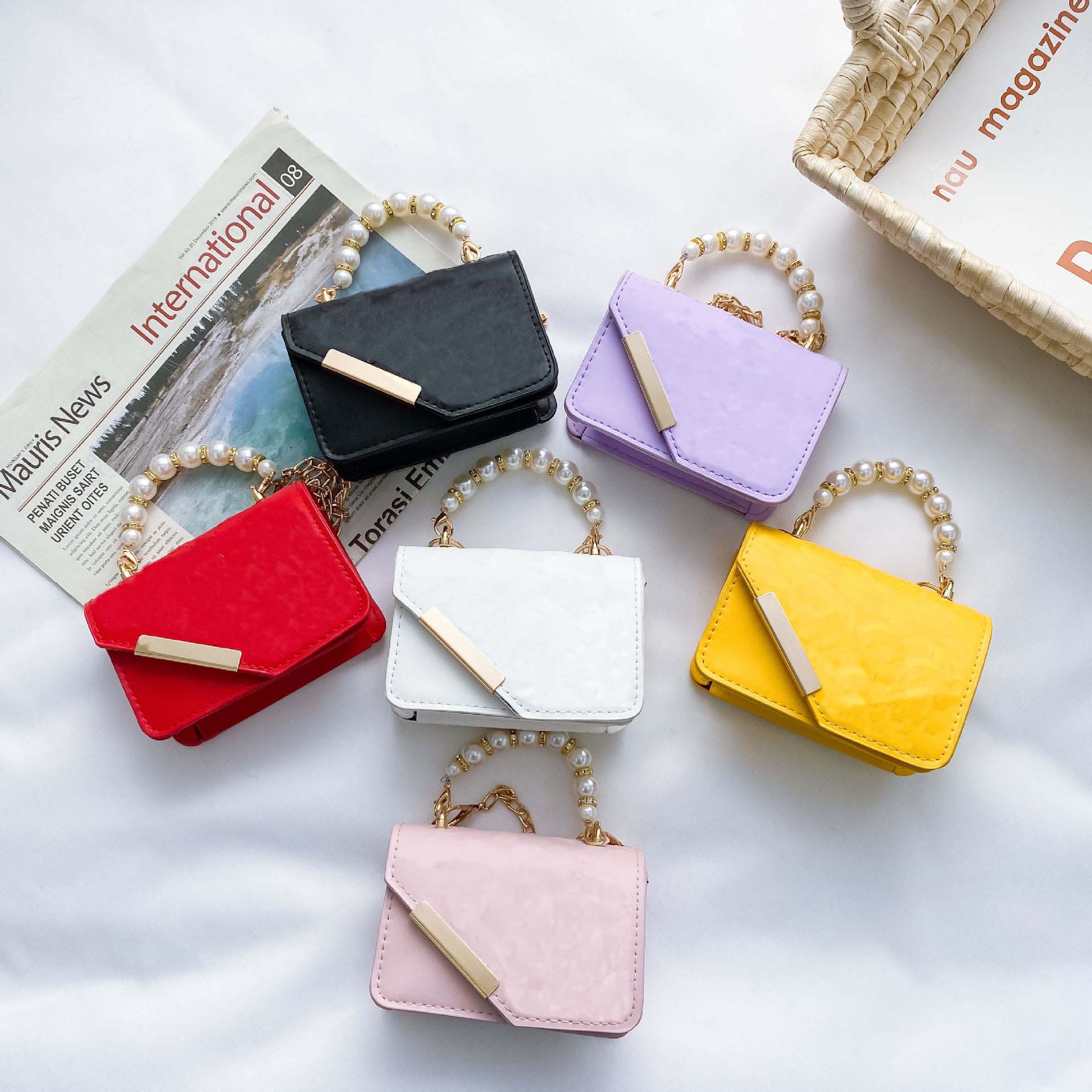 girls designer luxury handbags fashion kids letter pearl chain mini single shoulder bags children embossing PU Zero Wallet Messenger bag 0F018, Black
girls designer luxury handbags fashion kids letter pearl chain mini single shoulder bags children embossing PU Zero Wallet Messenger bag 0F018, Black