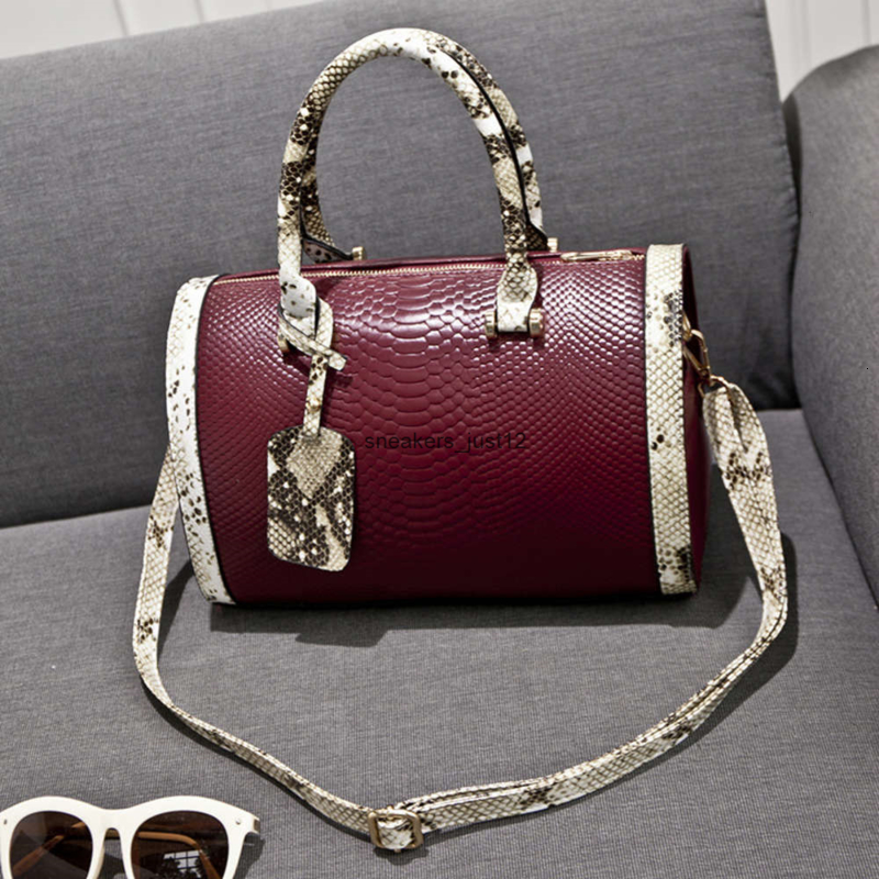 Luxurys designers 2021 new crocodile pattern Women's portable single shoulder slanting tide bag, Wine
Luxurys designers 2021 new crocodile pattern Women's portable single shoulder slanting tide bag, Wine