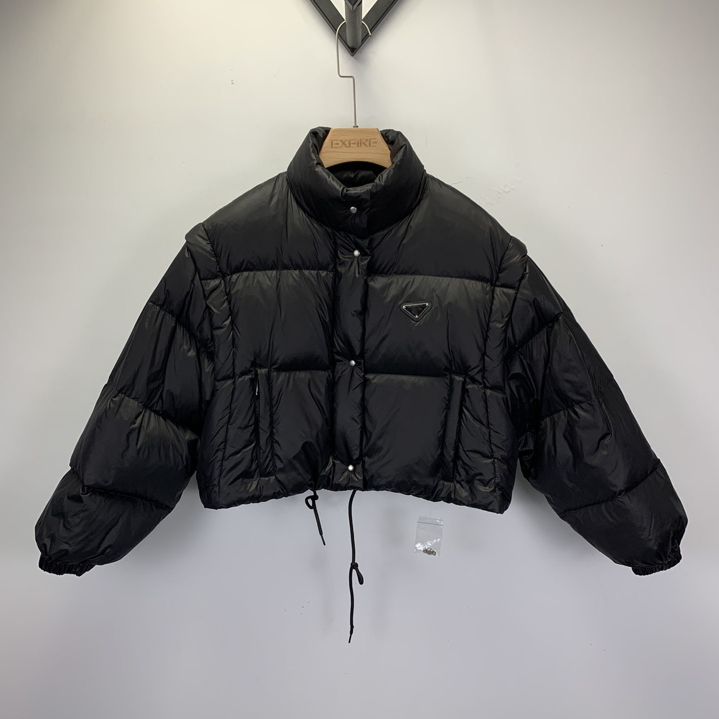 Designer luxury Women Classic Short Down jackets North Winter Coat Triangle Sadge Solid Color Detachable Sleeve Woman Clothing Canada Jacket, Black
Designer luxury Women Classic Short Down jackets North Winter Coat Triangle Sadge Solid Color Detachable Sleeve Woman Clothing Canada Jacket, Black