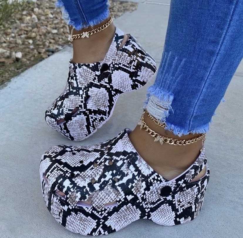 INS Hot Popular Serpentine Small Hole Women Sandals Cute Slippers Platform Thick Bottom Back Strap Summer Ladies Casual Shoes Y0721