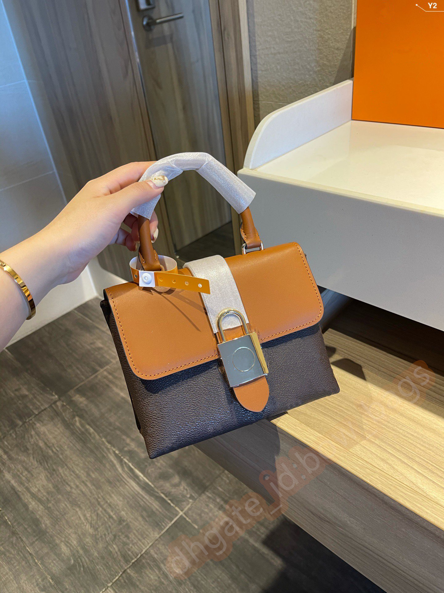 Luxury 2021 Famous Designers Flap Locked bags Fashion Cross body shoulder wallets top quality four color Genuine Leather purse totes Casual handbags, Style z
Luxury 2021 Famous Designers Flap Locked bags Fashion Cross body shoulder wallets top quality four color Genuine Leather purse totes Casual handbags, Style z