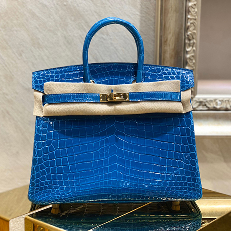 2021 hand bag beeswax thread fully hand-stitched high-definition leather denim blue high-gloss Nile crocodile customization All-match fashion, Sky blue
2021 hand bag beeswax thread fully hand-stitched high-definition leather denim blue high-gloss Nile crocodile customization All-match fashion, Sky blue