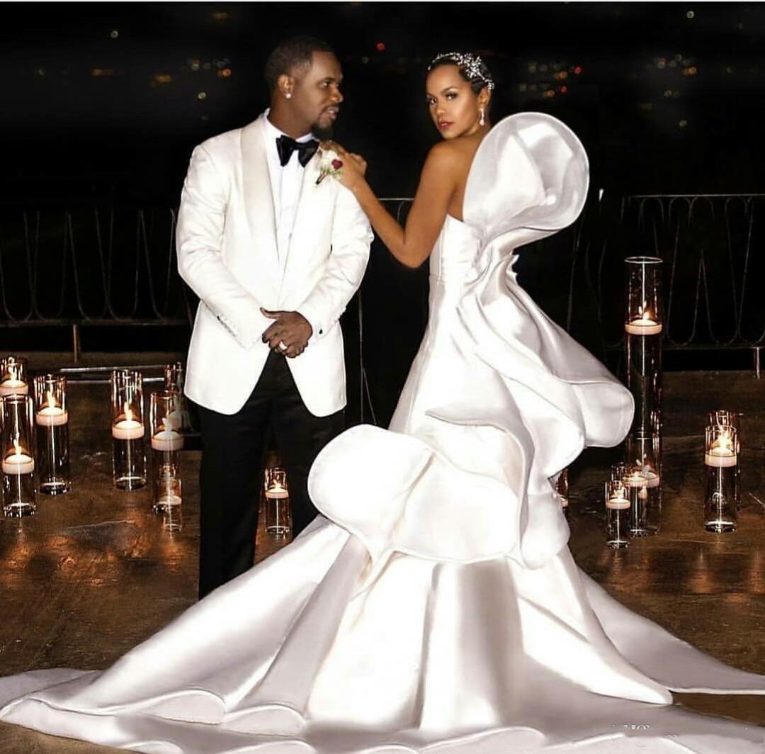 2022 Cheap Ruffles White Dresses Sweetheart Sweep Train Tiered Skirts Satin Mermaid Wedding Gowns African Plus Size Bridal Dress Lz0304