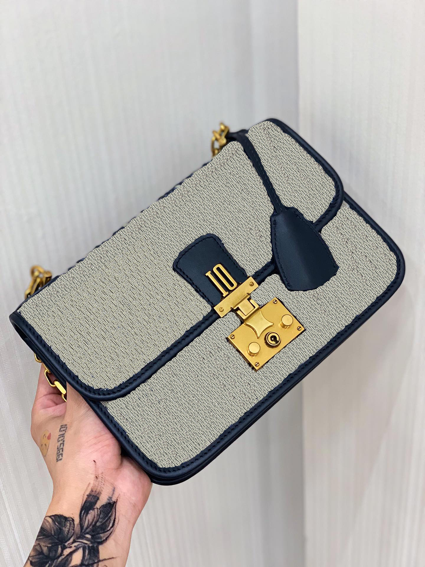 Luxury designer addict oblique for women shoulder bag lady Chest pack lady Composite Tote chains canvas handbag presbyopic purse messenger bags, Blue
Luxury designer addict oblique for women shoulder bag lady Chest pack lady Composite Tote chains canvas handbag presbyopic purse messenger bags, Blue