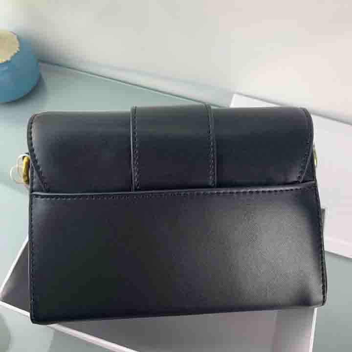 Original designer handbags, classic fashion, three-dimensional embossed letters, shoulder bag, fashion clamshell, golden lock, messenger bag with box, No package. only for freight supplement
Original designer handbags, classic fashion, three-dimensional embossed letters, shoulder bag, fashion clamshell, golden lock, messenger bag with box, No package. only for freight supplement