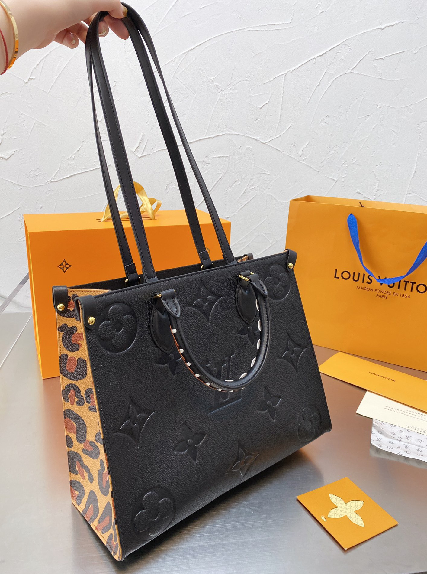 GGLVLouis
VittonYSL
VUTTON Leopard Handbags ONTHEGO Leather Satchel Tote Women Shoulder Bags Luxury Messenger Bags Purse Lady Hobo M58521
GGLVLouis
VittonYSL
VUTTON Leopard Handbags ONTHEGO Leather Satchel Tote Women Shoulder Bags Luxury Messenger Bags Purse Lady Hobo M58521