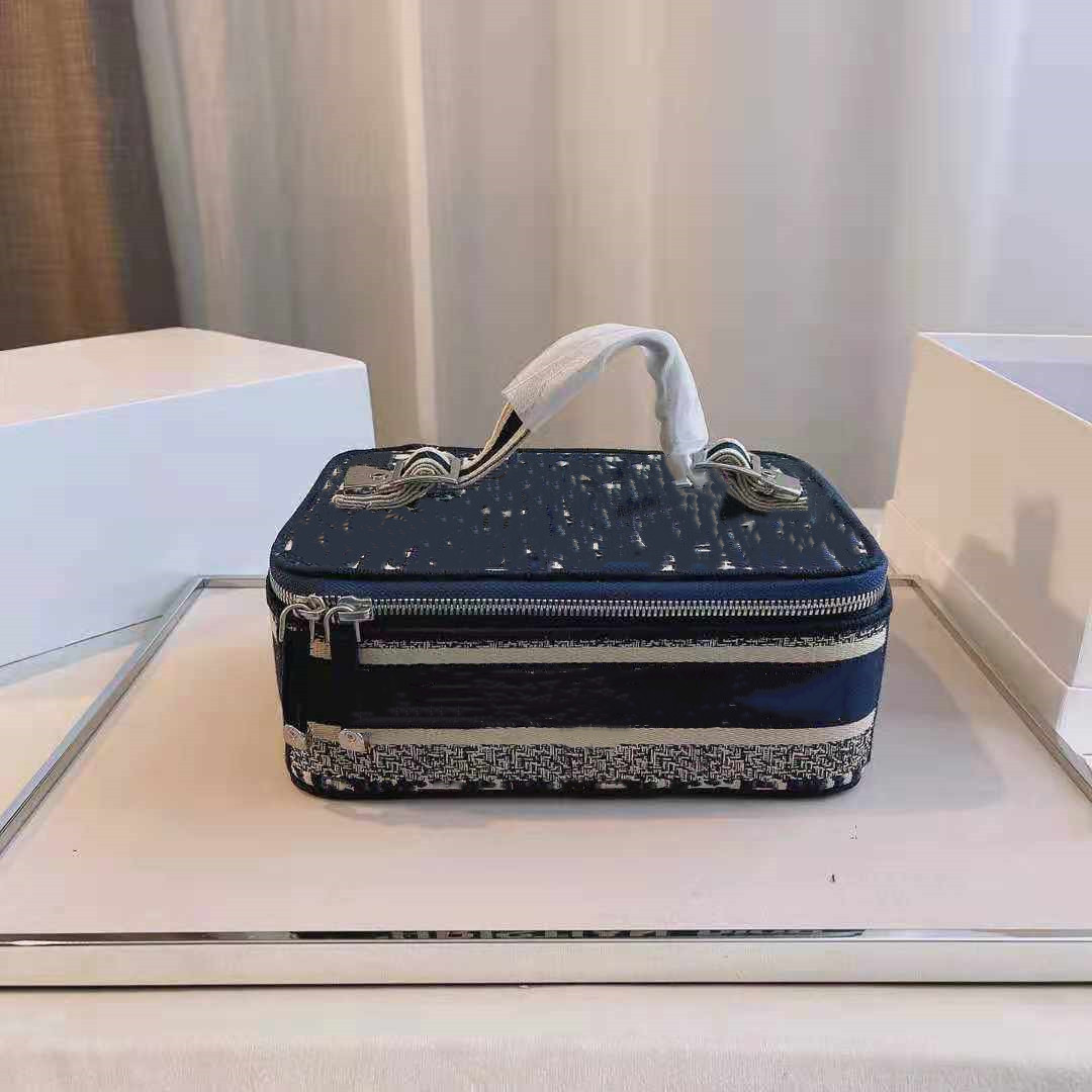Fashion women's make-up bag designer retro letter jacquard embroidery handbag high quality temperament make-ups bags trend 25cm d-784, Customize
Fashion women's make-up bag designer retro letter jacquard embroidery handbag high quality temperament make-ups bags trend 25cm d-784, Customize