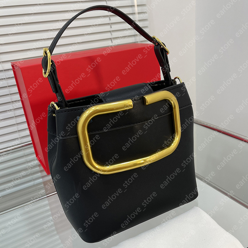 Women Luxurys Designers Bags Shoulder Bag Womens Designer Handbags Purses Totes Fashion Big Golden Letters Sacoche High Quality 21111100V
Women Luxurys Designers Bags Shoulder Bag Womens Designer Handbags Purses Totes Fashion Big Golden Letters Sacoche High Quality 21111100V