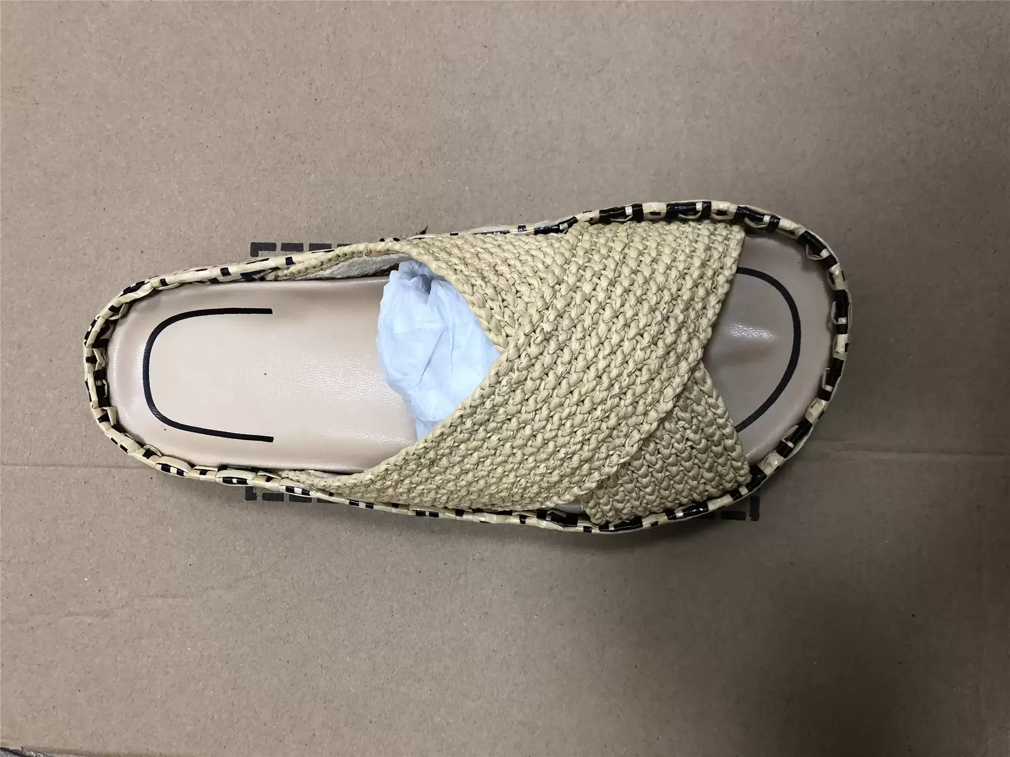 Recreational grass makes up slipper cross vamp rubber outsole tide novel design size 35-42, Brown
Recreational grass makes up slipper cross vamp rubber outsole tide novel design size 35-42, Brown