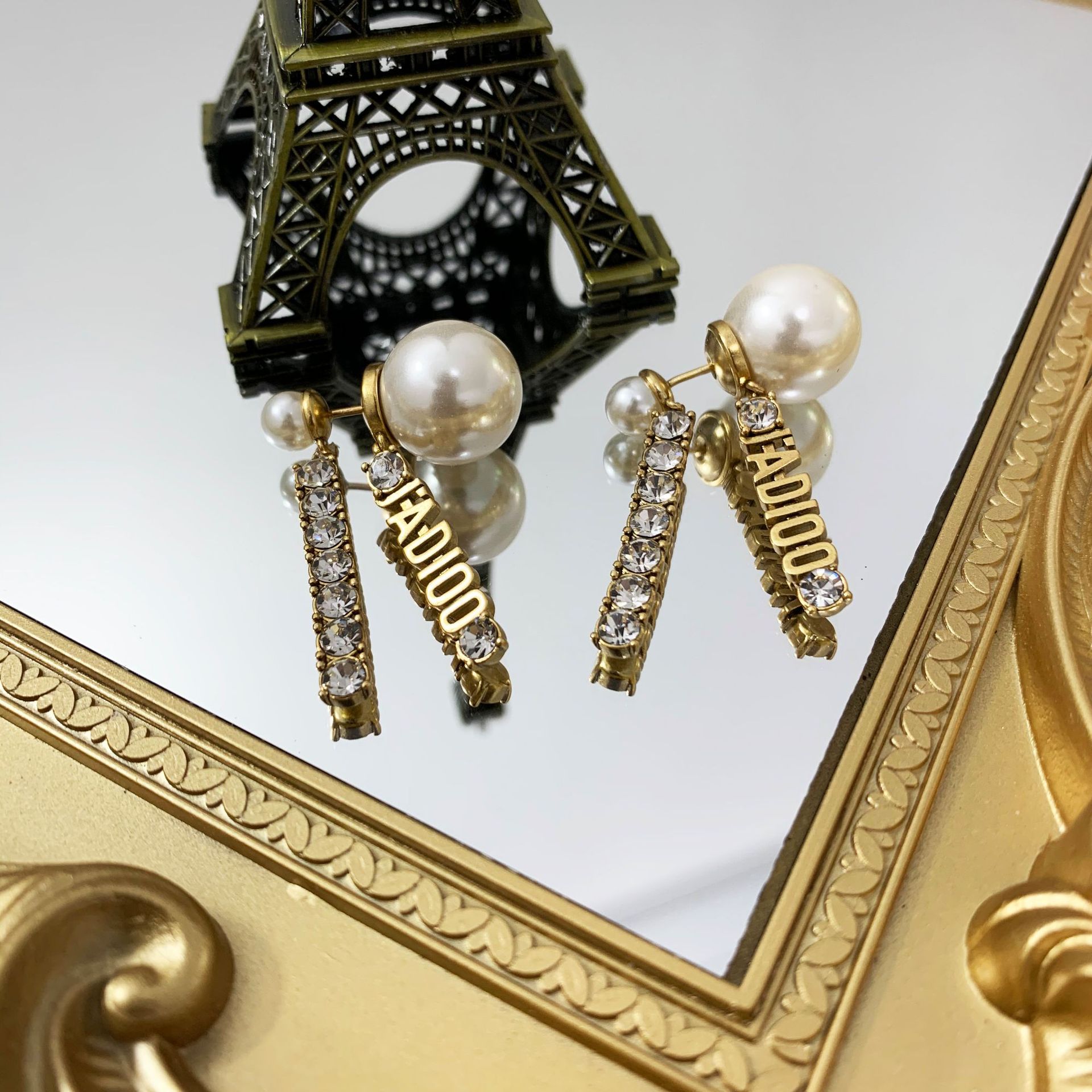 Stud Earrings Round White Pearl D Letter Earrings Suitable for Women's Valentine's Day Gift Pendant Jewelry
Stud Earrings Round White Pearl D Letter Earrings Suitable for Women's Valentine's Day Gift Pendant Jewelry