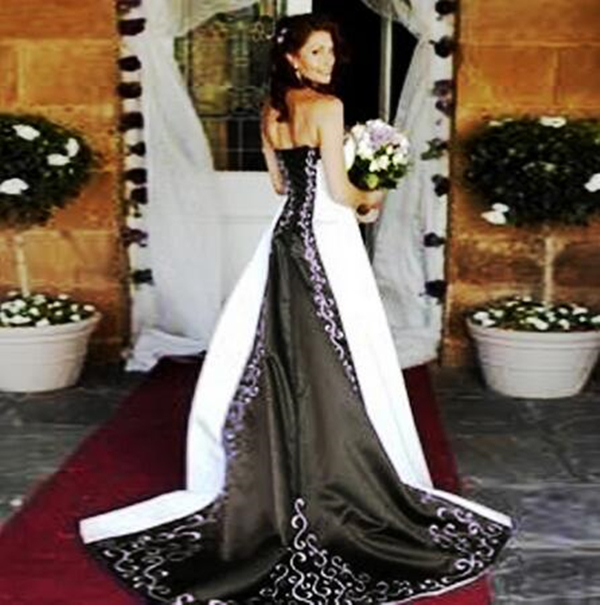 2022 Romantic Rustic A Line Wedding Dress Strapless Sleeveless Embroidery Purple And White Long Bridal Dresses Corset Lace-Up Plus Size Wedding Gowns 