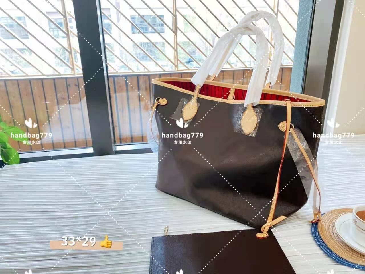 Unisex High quality Beach Bags Classic design leather shoulder contrast color large capacity red and black stripe with affordable small handbag inside 33cm, Customize
Unisex High quality Beach Bags Classic design leather shoulder contrast color large capacity red and black stripe with affordable small handbag inside 33cm, Customize