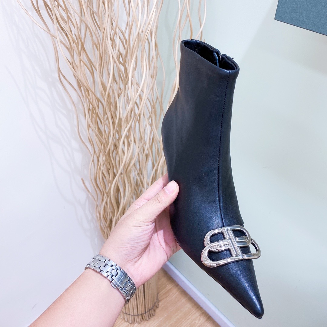 women Luxurys Designers tall Ankle Boots booties red bottom So Kate Booty thin heels chunky pony pointed toes Velvet leather winter fashion 1119, 01
women Luxurys Designers tall Ankle Boots booties red bottom So Kate Booty thin heels chunky pony pointed toes Velvet leather winter fashion 1119, 01