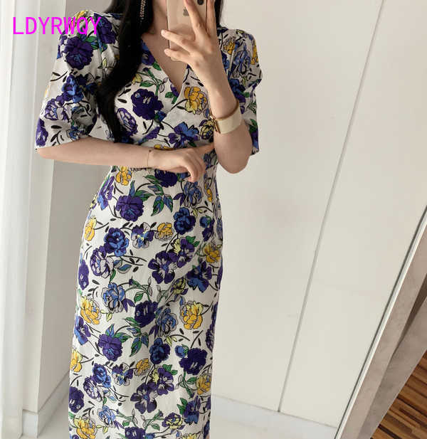 Korean style cotton and linen printed high waist V-neck was thin split in the long section of small floral puff sleeve dress 210603, Green
Korean style cotton and linen printed high waist V-neck was thin split in the long section of small floral puff sleeve dress 210603, Green