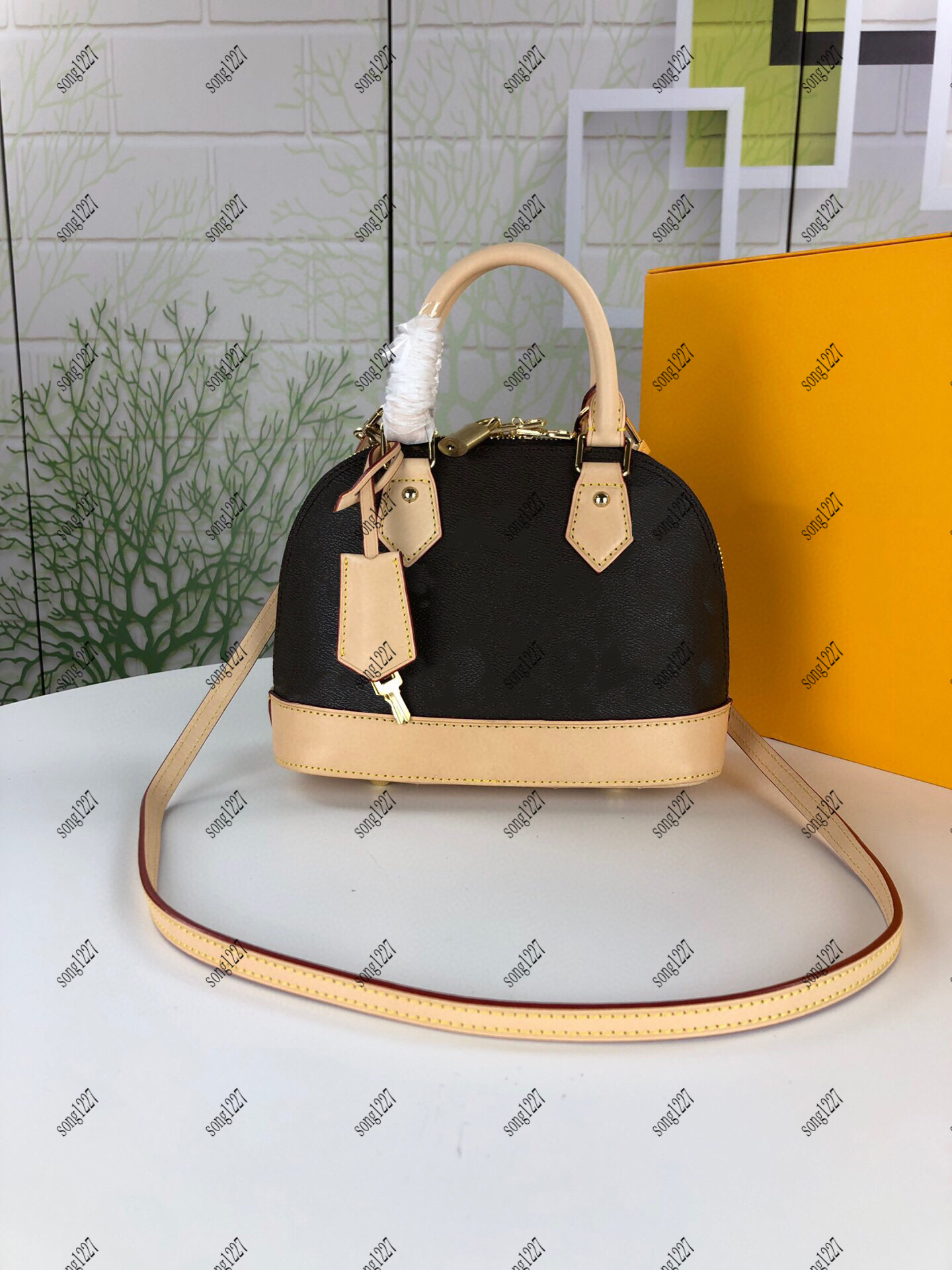 L Luxurys Designers Bags 53 handbag 152 Strict design structure Simple lines Dimensions: 25 19 12 cm, Customize
L Luxurys Designers Bags 53 handbag 152 Strict design structure Simple lines Dimensions: 25 19 12 cm, Customize