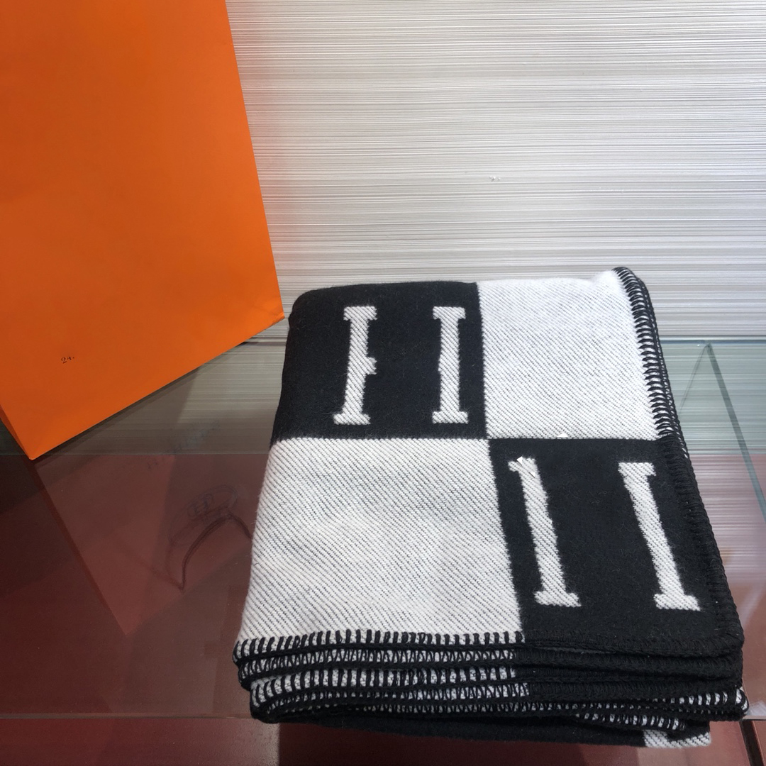 Cashmere blanket Shawls Fashion luxury sofa Air conditioning quilt Warm wool shawl Brand scarves for men and women 165*135
Cashmere blanket Shawls Fashion luxury sofa Air conditioning quilt Warm wool shawl Brand scarves for men and women 165*135