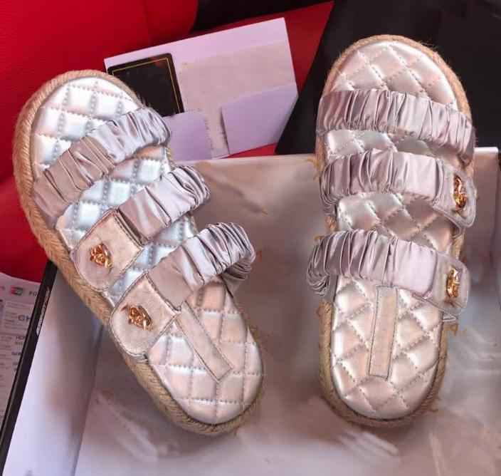 two C Luxury designer Channel chaussures Tory slippers sandals flat women beach nonslip shoes Damen Hausschuhe bag France Pantoufles A1, Black;grey
two C Luxury designer Channel chaussures Tory slippers sandals flat women beach nonslip shoes Damen Hausschuhe bag France Pantoufles A1, Black;grey