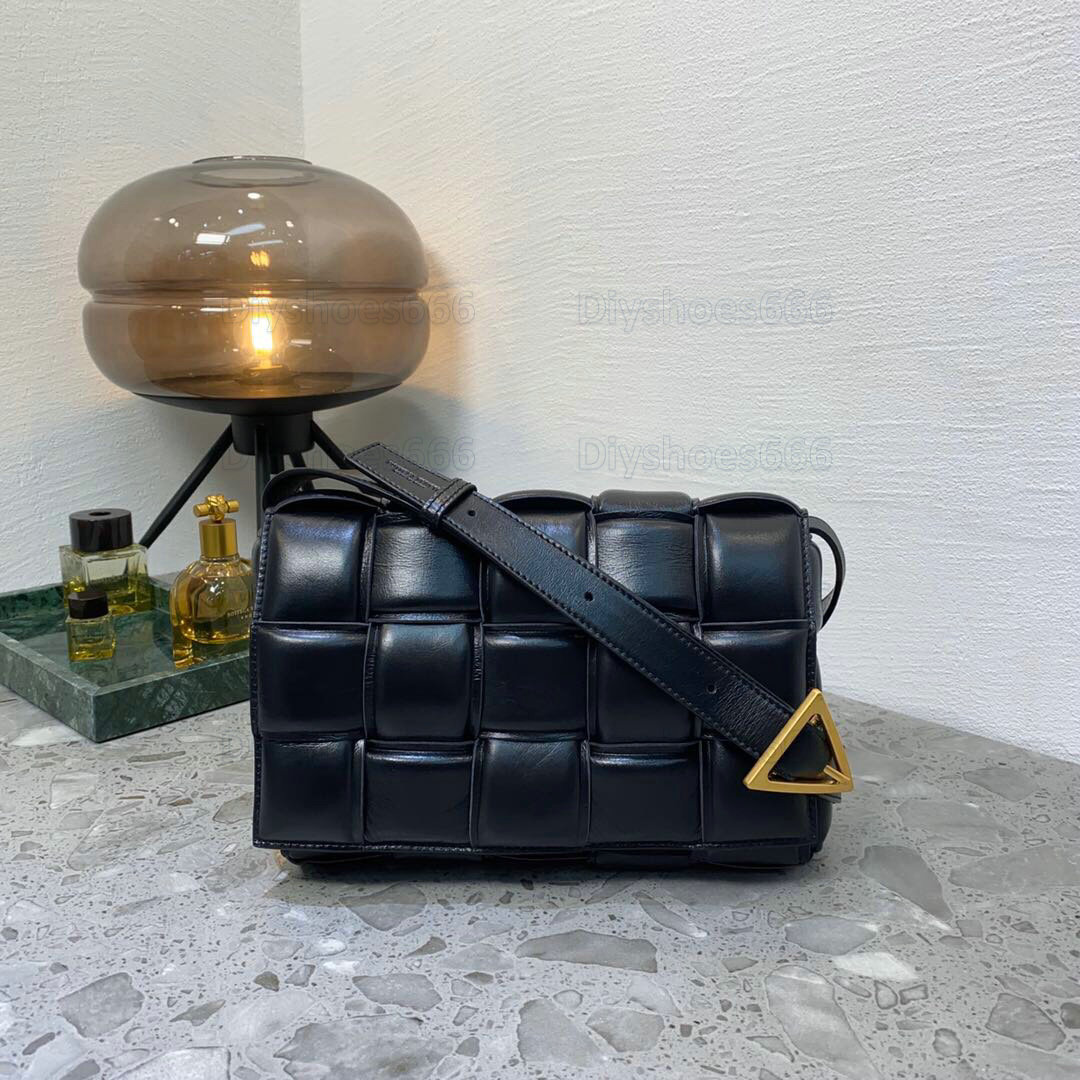 Padded Cassette Leather Crossbody Chain Bag Womens Designer Pouch The Arco Cross body HandBag Lady Flap Purse Wallet Sling Shoulder Bags Tote
Padded Cassette Leather Crossbody Chain Bag Womens Designer Pouch The Arco Cross body HandBag Lady Flap Purse Wallet Sling Shoulder Bags Tote