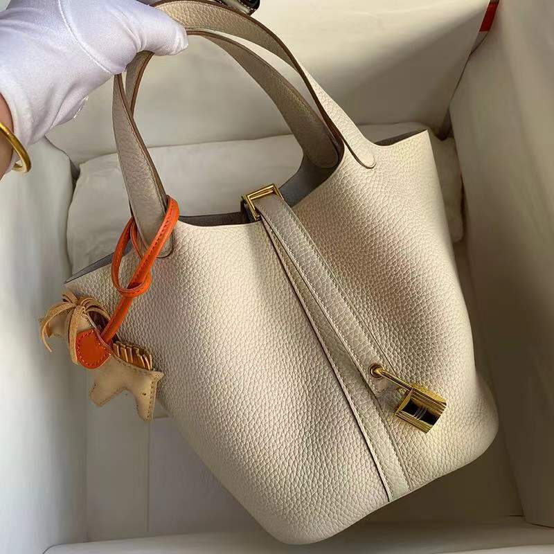 Top Trendy Handbag tote bag Style Vegetable Basket Large-capacity Drawstring Bucket Women First Layer Leather Carry Niche Designer High-end with box wholesale, Black
Top Trendy Handbag tote bag Style Vegetable Basket Large-capacity Drawstring Bucket Women First Layer Leather Carry Niche Designer High-end with box wholesale, Black