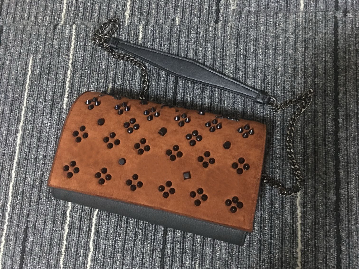 Women Rivet RedBottoms Shoulder Bag fashion designer handbag high quality genuine leather Totes bags
Women Rivet RedBottoms Shoulder Bag fashion designer handbag high quality genuine leather Totes bags