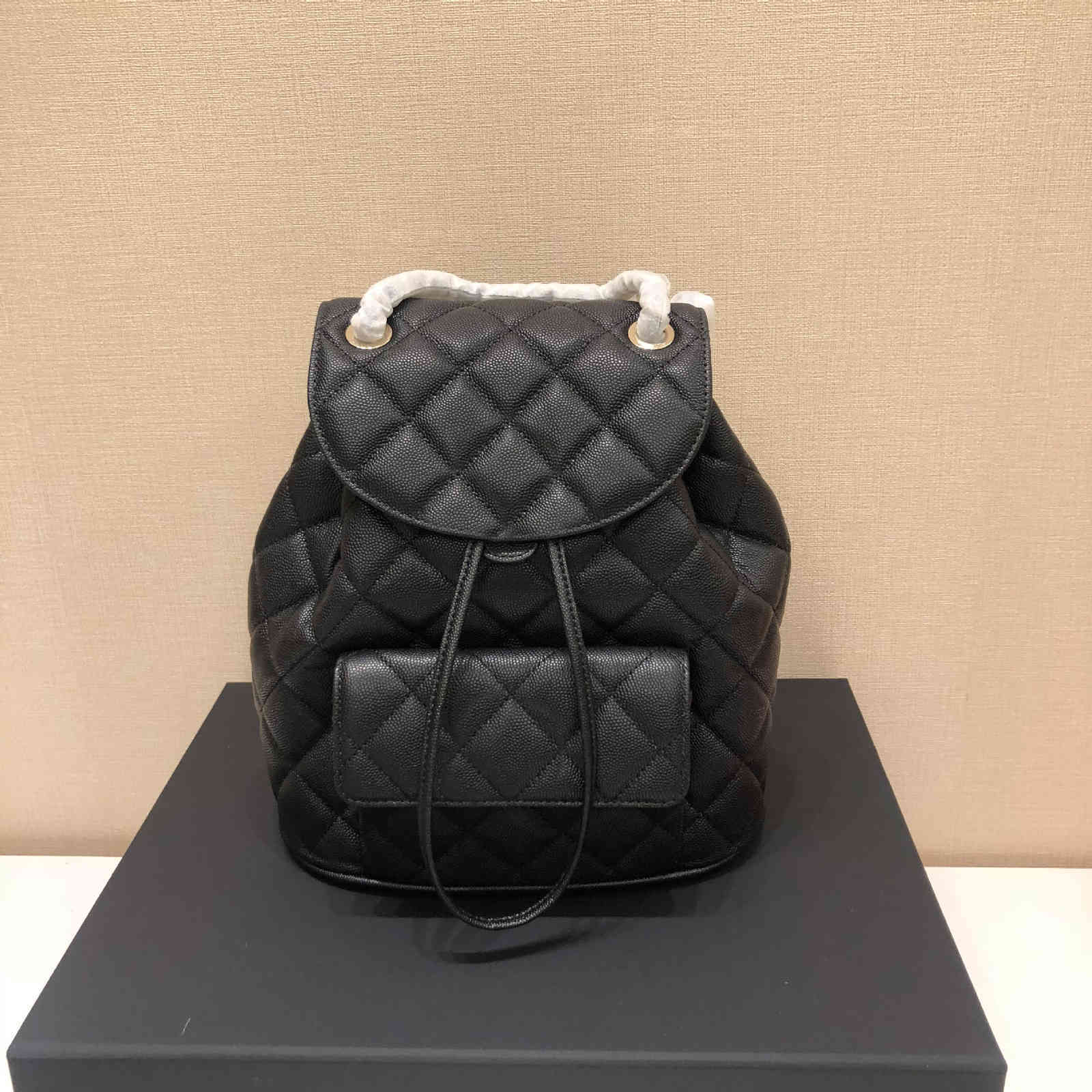 1:1 2020 Spring and Summer Flip Rhombic Caviar Calf Schoolbag Backpack Black Gold Chain Litchi Pattern y
1:1 2020 Spring and Summer Flip Rhombic Caviar Calf Schoolbag Backpack Black Gold Chain Litchi Pattern y