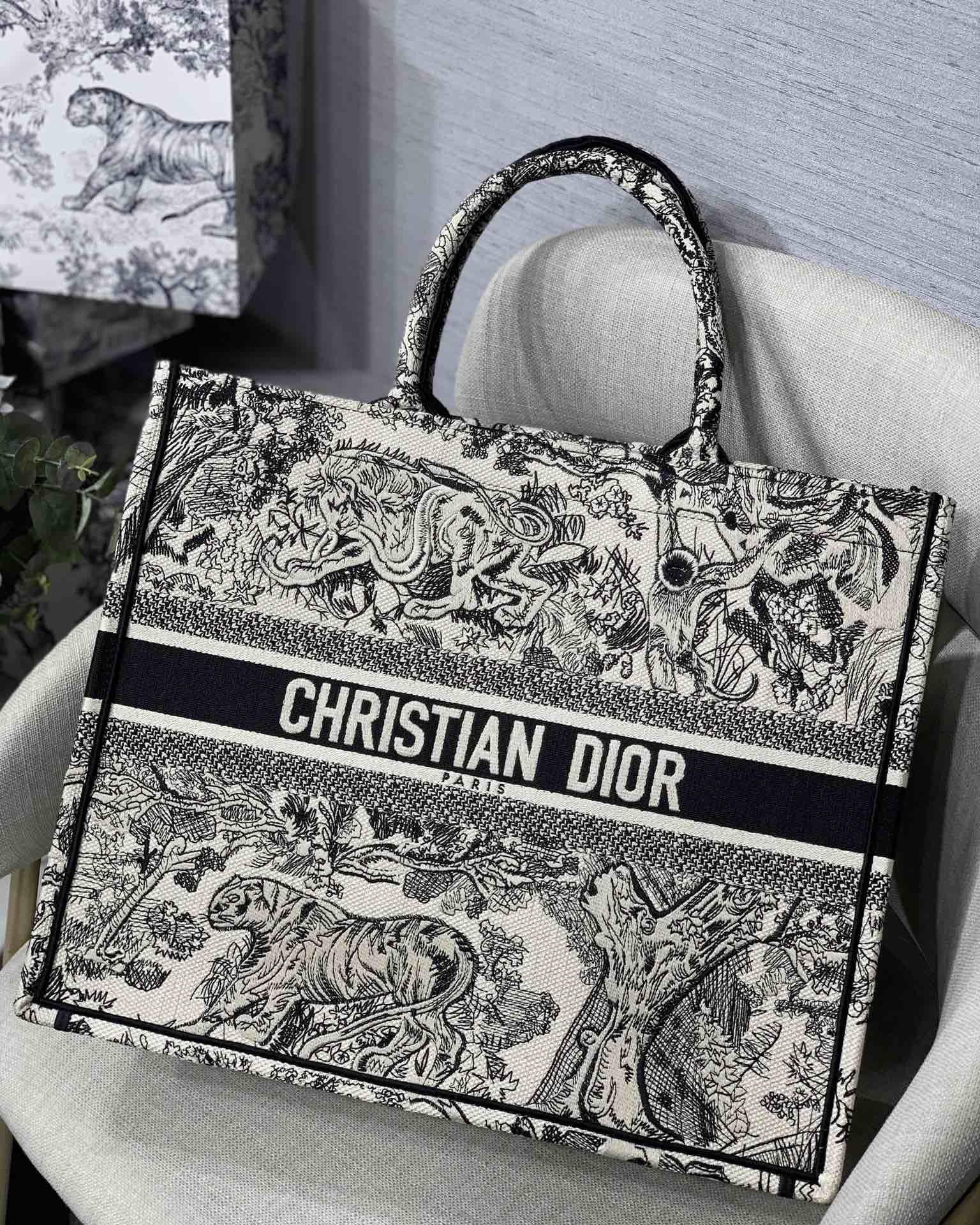 2021- Now Top Quality Oblique motif Book Totes bag Classic Colorful Luxurys Designers womens handbag embroidered large embroidery Canvas lad, Black;red
2021- Now Top Quality Oblique motif Book Totes bag Classic Colorful Luxurys Designers womens handbag embroidered large embroidery Canvas lad, Black;red