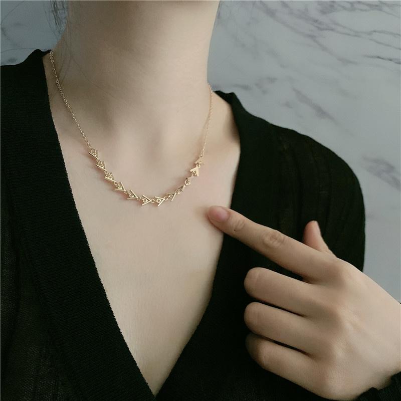 Chains Korean Golden Fishbone Triangle Design Clavicle Chain Sexy Personality Asymmetric Necklace Women's Neck
Chains Korean Golden Fishbone Triangle Design Clavicle Chain Sexy Personality Asymmetric Necklace Women's Neck