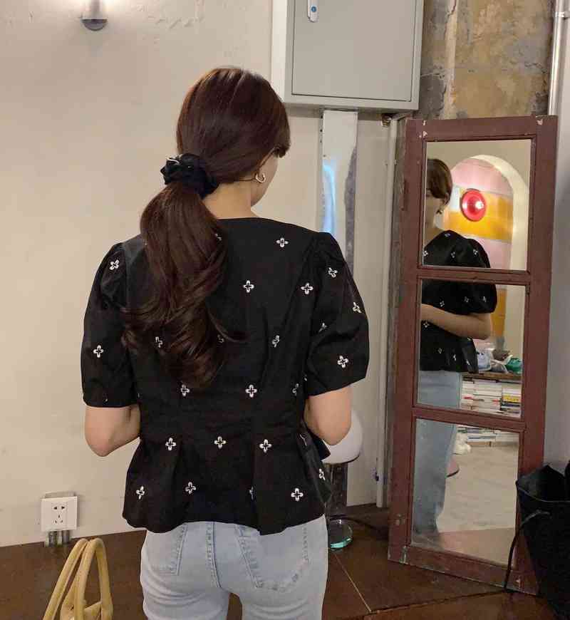 White V Neck Puff Sleeve Floral Embroidery Blouse Women Fashion Sweet Chic Korean Summer Slim Waist Temperament Short Top 210429