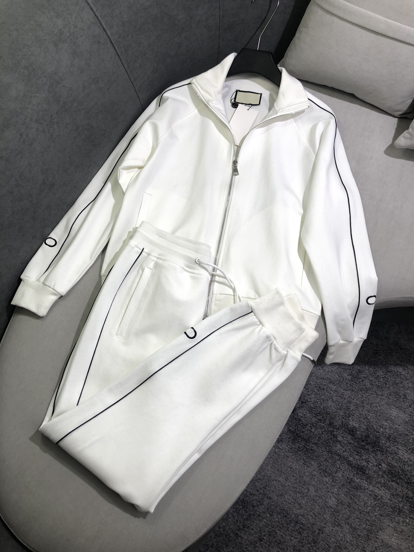 2021 mens fashion sportswear luxury monogrammed embroidered cotton fabric size M-3XL ~ high quality designer men tracksuits, Style 1
2021 mens fashion sportswear luxury monogrammed embroidered cotton fabric size M-3XL ~ high quality designer men tracksuits, Style 1