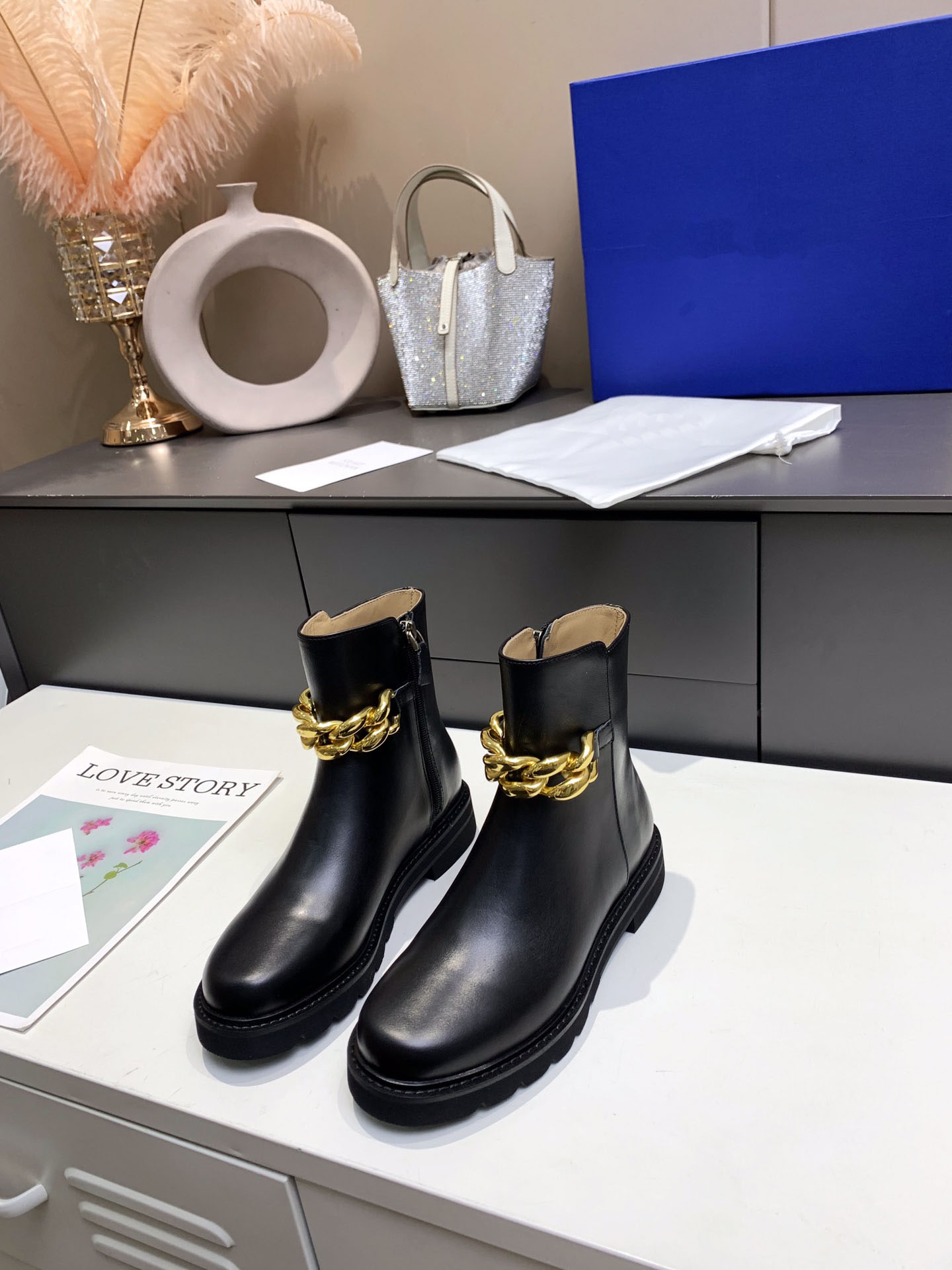 2021 designer fashion autumn and winter leather Martin boots with chain buckles buckle design all-match high-heeled top quality, Black
2021 designer fashion autumn and winter leather Martin boots with chain buckles buckle design all-match high-heeled top quality, Black