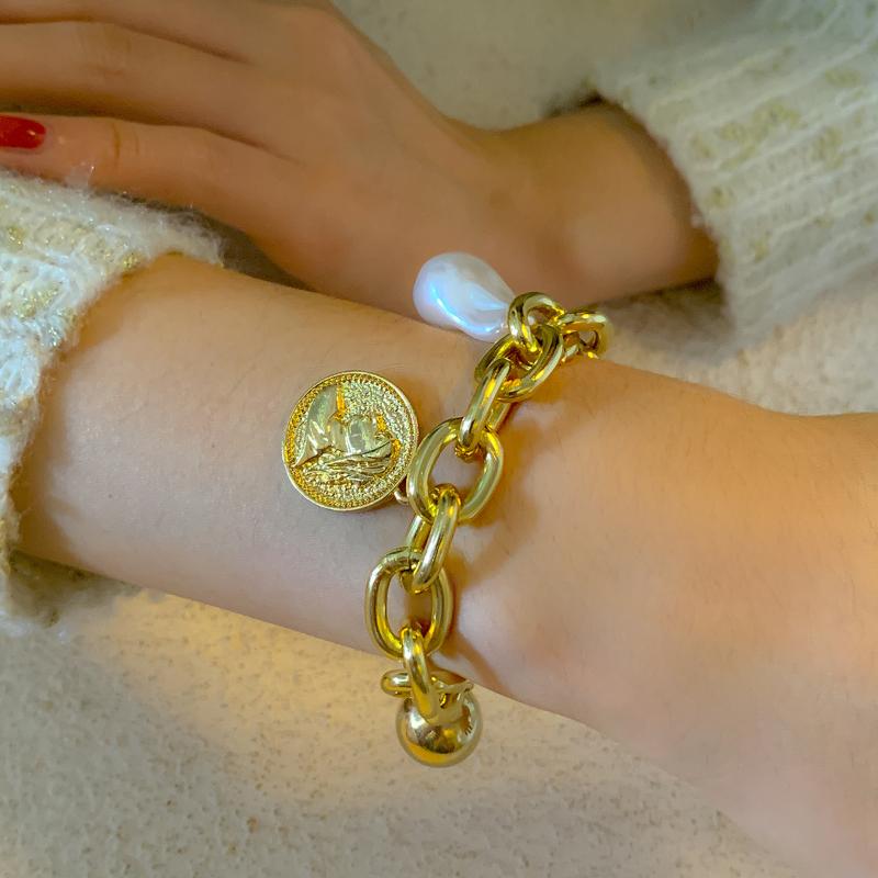Charm Bracelets Big Gold Punk Chain Coins Bracelet Personality Vintage Portrait Metal Beads Pearl Charms For Women Fashion Jewelry
Charm Bracelets Big Gold Punk Chain Coins Bracelet Personality Vintage Portrait Metal Beads Pearl Charms For Women Fashion Jewelry